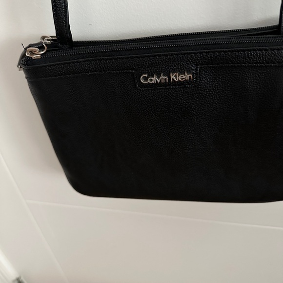 Calvin Klein long crossover shoulder handbag with 3 sections for storage. - Picture 2 of 4